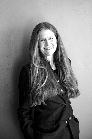 Schwarz-Weiß-Porträt von Kimberly Claffy